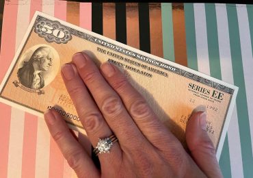 How to cash paper savings bonds - A close image of the US savings bonds Series EE