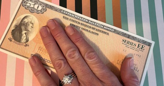 How to cash paper savings bonds - A close image of the US savings bonds Series EE